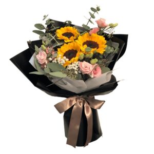 57 · Ramo de 3 Girasoles Más Lisianthus Rosados más Eucaliptos